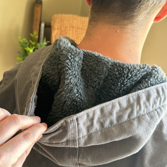 Women's light gray/purple -ish Carhartt coat, says size 1X but feels smaller - Picture 4 of 7